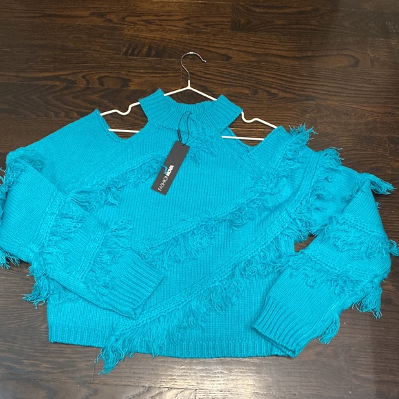 Fashion Nova - cold shoulder/fringed cropped sweater - Picture 2 of 6